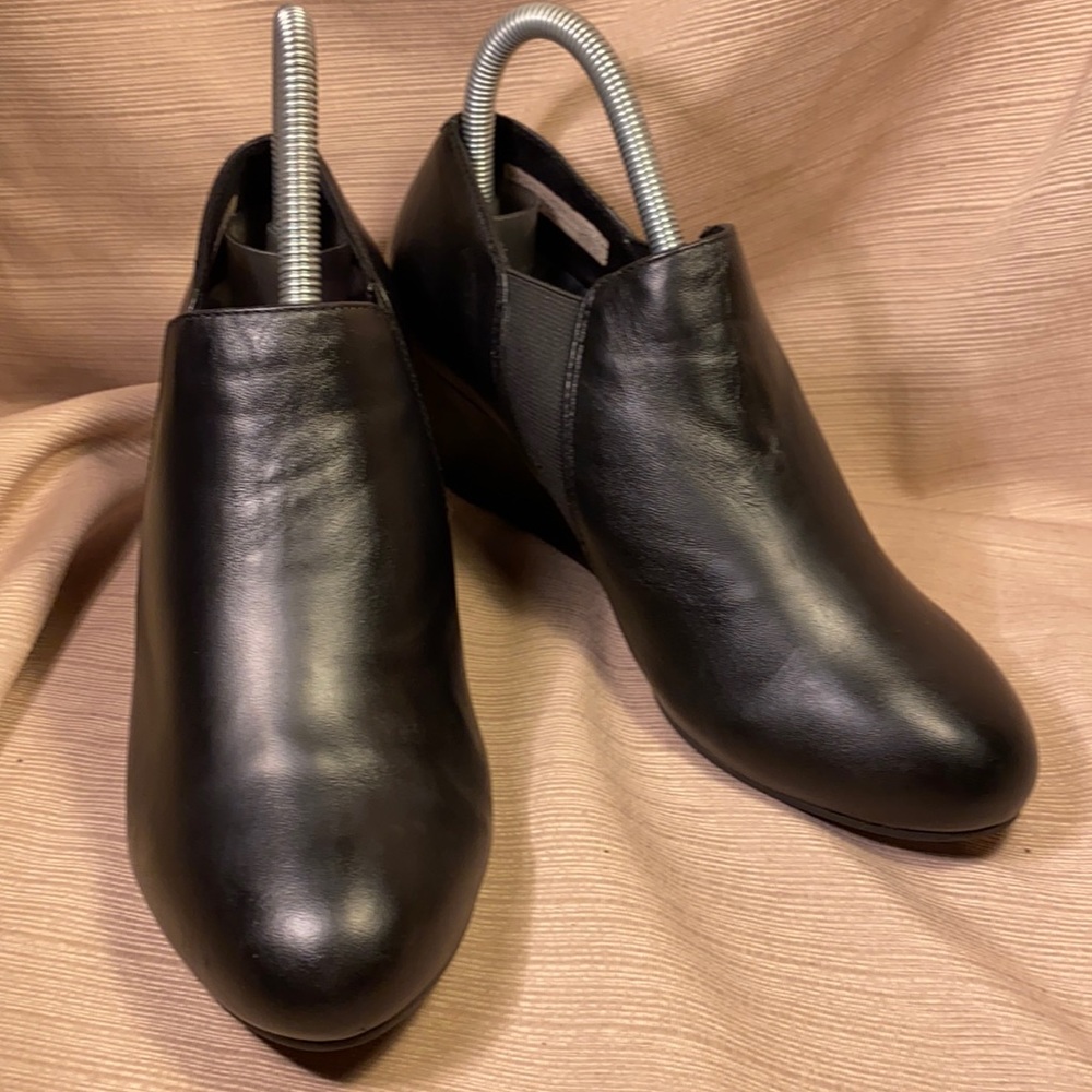 Vionic almost NEW super soft glove leather booties